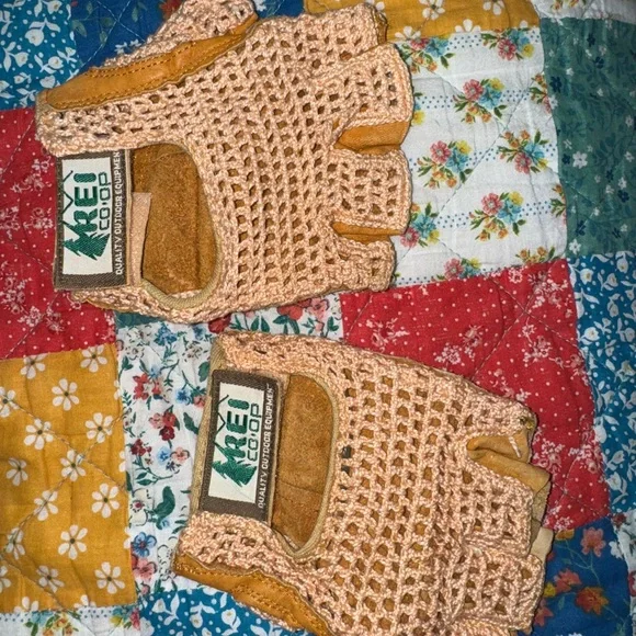 Vintage REI Tan Crochet Fingerless Gloves - Picture 3 of 6